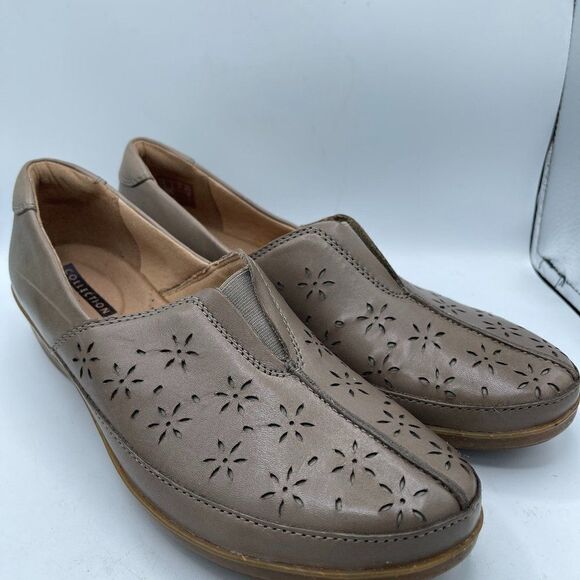 Clarks Everlay Dairyn Slip on Comfort Shoe 9 Sage Taupe Perforated Leather NWOT - Picture 1 of 12